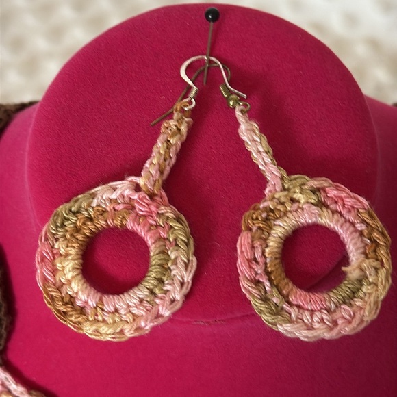 Handmade crochet necklace and earrings - Picture 2 of 6